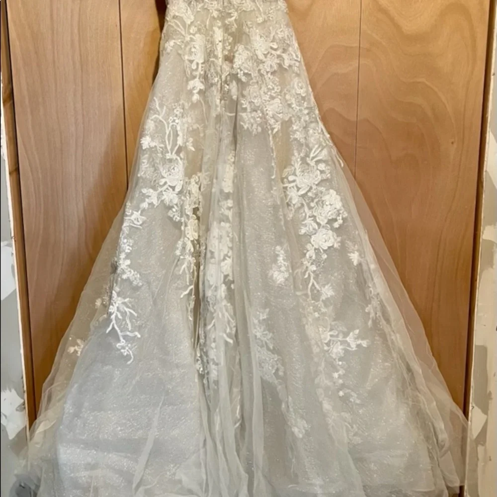 Easy Round Neck Long Tail Lace Embroidered Wedding Dress - Picture 4 of 5